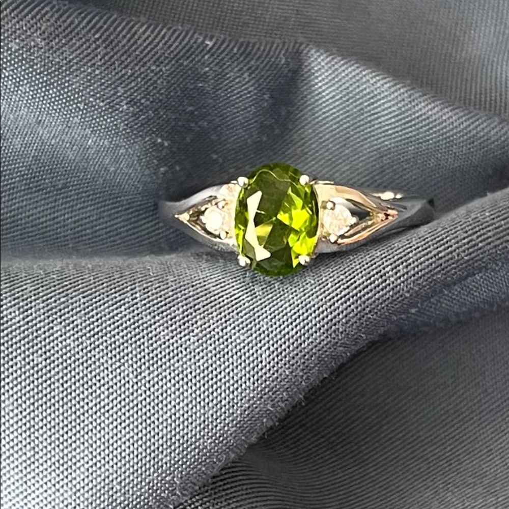 Peridot & Diamond sterling silver ring. Size 6 Excellent condition & value